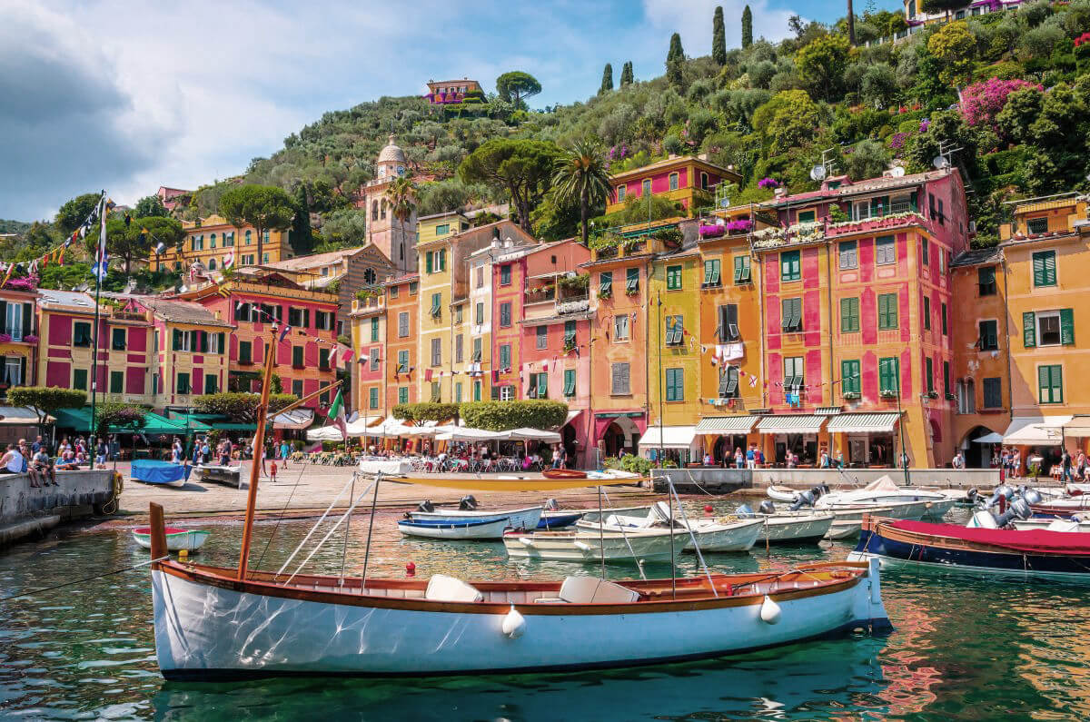 Il borgo marinaro di Portofino con le case colorate affacciate sul porto ligure