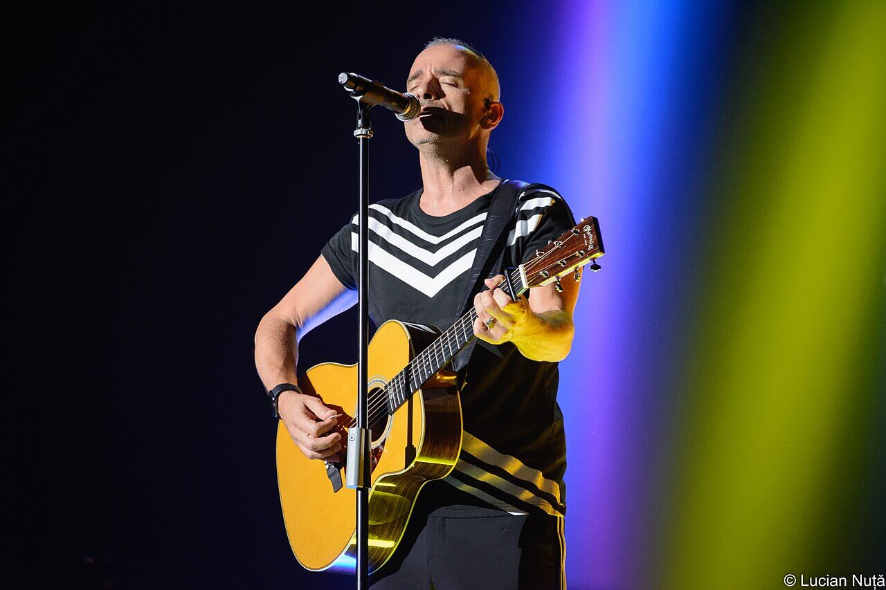 Eros Ramazzotti durante un concerto prima della pausa per l'intervento alle corde vocali.
